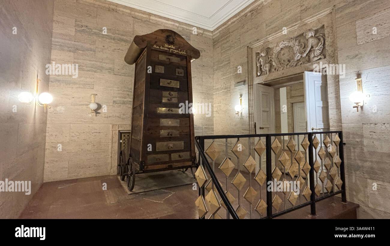 Vista interna del castello del Palazzo Imperiale a Poznan. Località turistica famosa per i vecchi edifici nel centro della città polacca - Immagine stock catturata con smartphone
