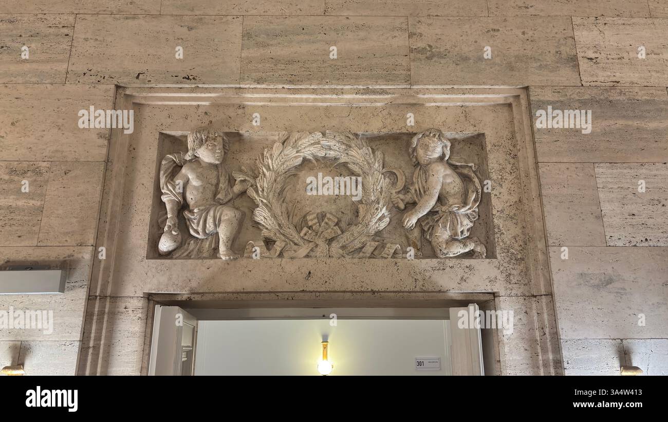 Vista interna del castello del Palazzo Imperiale a Poznan. Località turistica famosa per i vecchi edifici nel centro della città polacca - Immagine stock catturata con smartphone