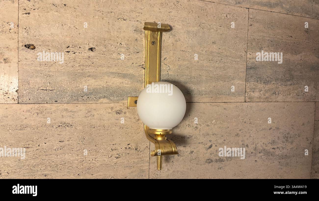 Lampada da parete retro 1940. Interno del Castello del Palazzo Imperiale a Poznan. Località turistica famosa per i vecchi edifici nel centro della città polacca - Immagine stock catturata con smartphone