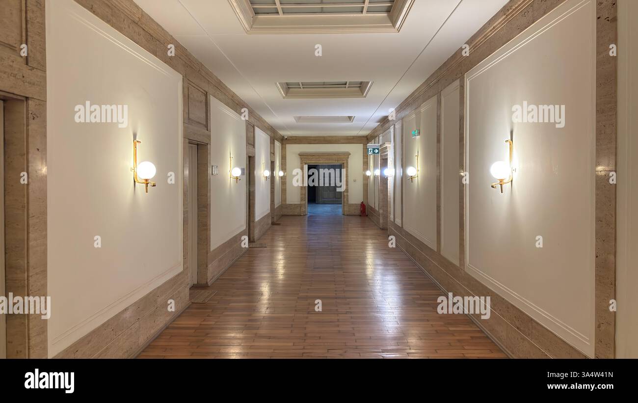 Vista interna del castello del Palazzo Imperiale a Poznan. Località turistica famosa per i vecchi edifici nel centro della città polacca - Immagine stock catturata con smartphone