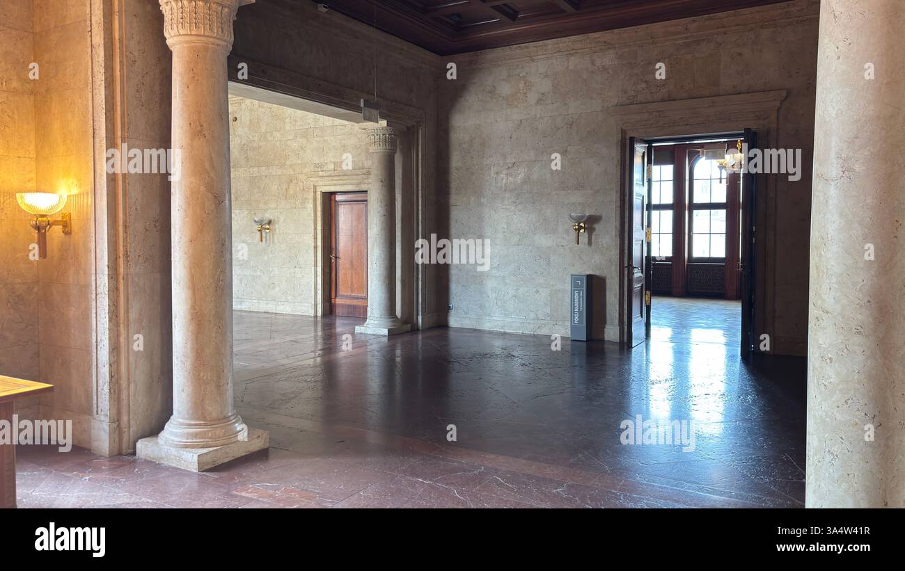 Vista interna del castello del Palazzo Imperiale a Poznan. Località turistica famosa per i vecchi edifici nel centro della città polacca - Immagine stock catturata con smartphone