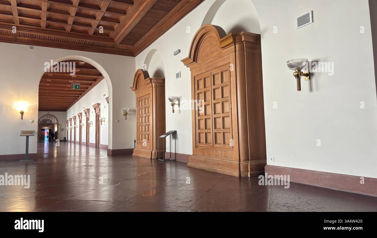 Vista interna del castello del Palazzo Imperiale a Poznan. Località turistica famosa per i vecchi edifici nel centro della città polacca - Immagine stock catturata con smartphone