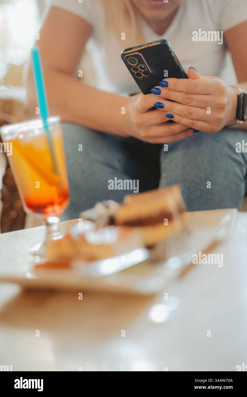 Fotografia gastronomica in un bar – Influencer Sharing Restaurant Experience Foto Stock