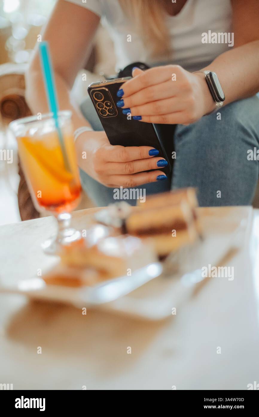Fotografia gastronomica in un bar – Influencer Sharing Restaurant Experience Foto Stock