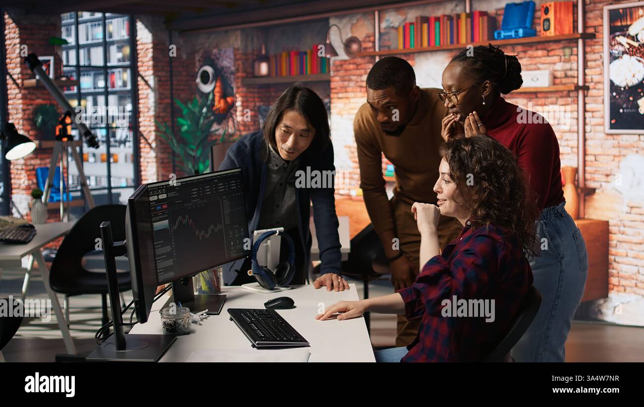 Felice team di startup multietnico che celebra l'alta valutazione in borsa, raccogliendo fondi. Imprenditori tecnologici felici che si assicurino investimenti da angelo, diventando un'azienda di unicorno, telecamera A. Foto Stock