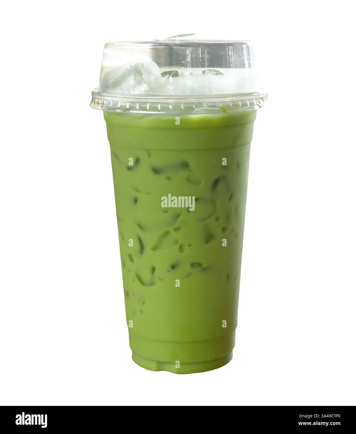 Bevanda fredda di tè verde latte matcha freddo con latte condensato in vetro trasparente è isolata su sfondo bianco con percorso di ritaglio Foto Stock
