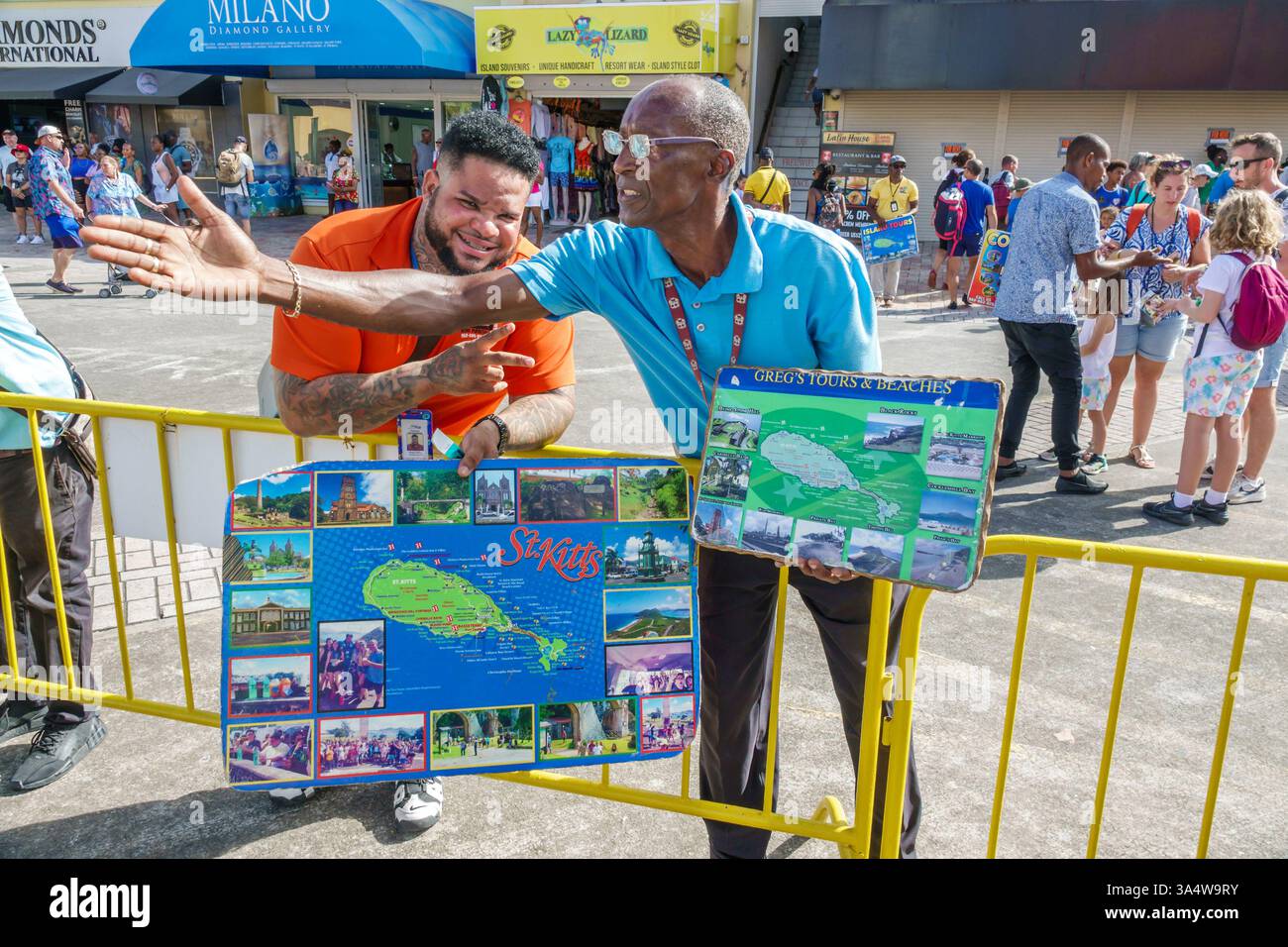 Basseterre St. Saint Kitts e Nevis, terminal delle navi da crociera di Port Zante, tour operator Black African men, Greg's Tours & Beaches, offre escursioni turistiche, ecc. Foto Stock