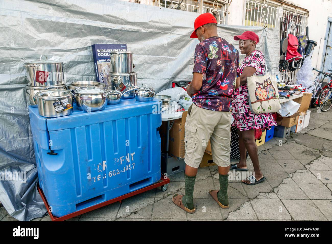 Basseterre St. Saint Kitts e Nevis, vicino a Central Street, mercato di strada, venditore ambulante, negozi all'aperto, aziende locali, mercato caraibico, famiglia Foto Stock