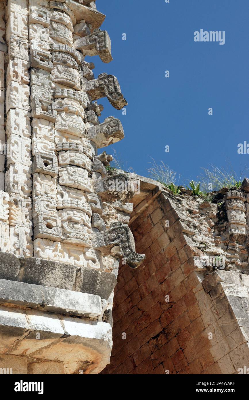 Messico. Yucatan. Uxmal. Il Palazzo del Governatore. il dio della pioggia Chaac maschera all'angolo. Stile Puuc. Foto Stock