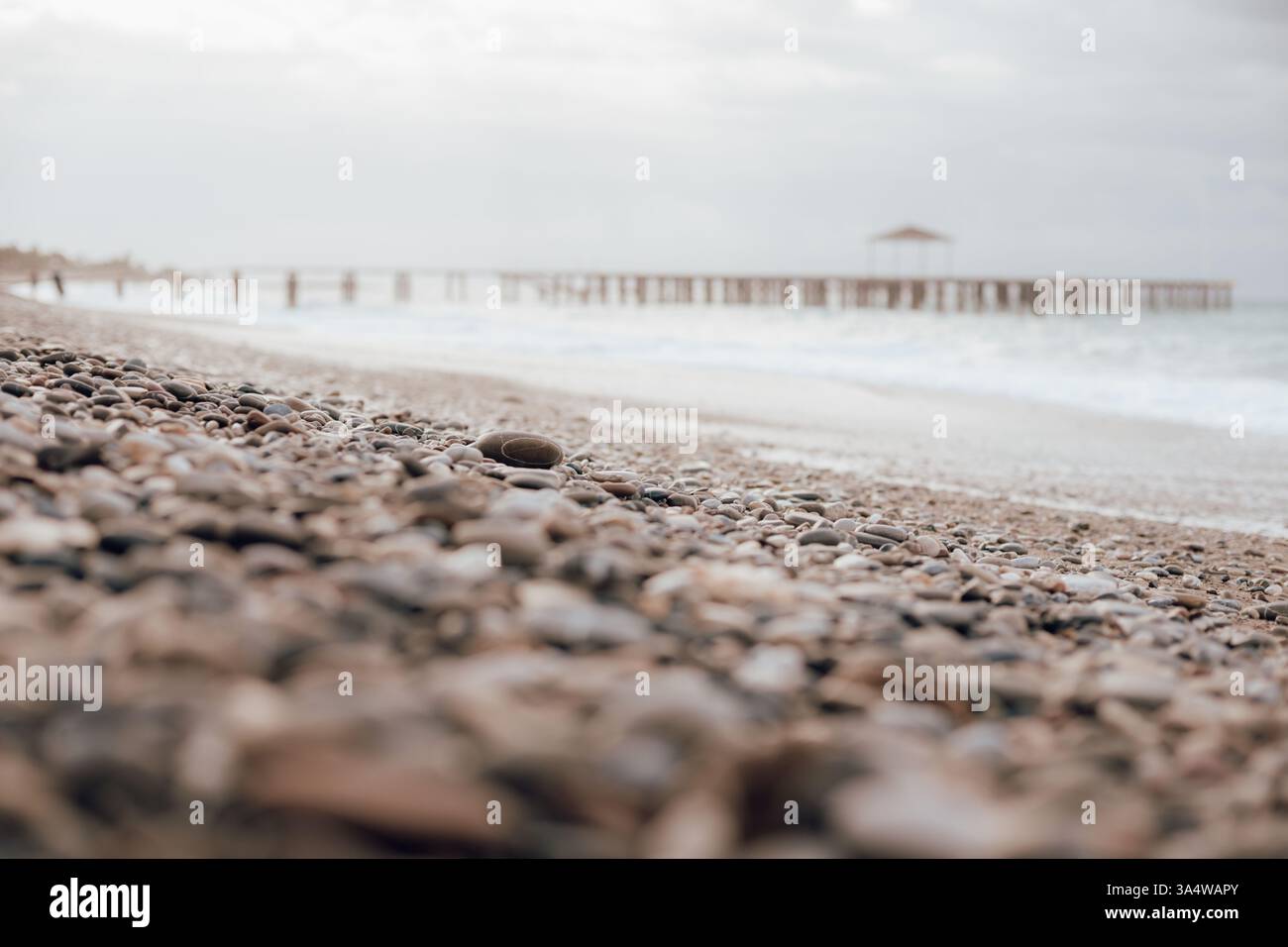 Rocky Beach in Turchia – la superficie dura richiede scarpe ad acqua Foto Stock