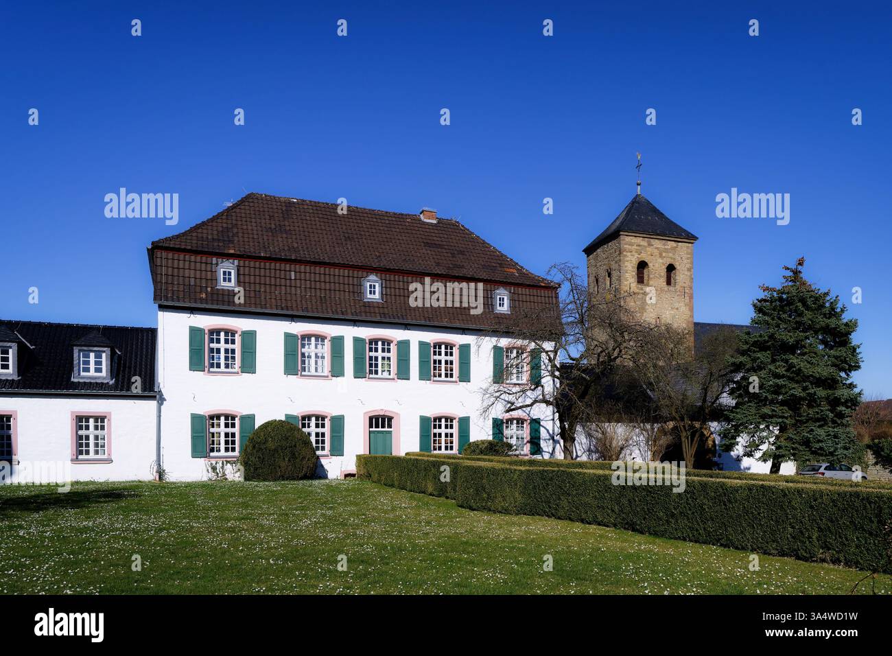 Ufficio LVR per la conservazione dei monumenti presso l'ufficio del campo di Nideggen a Wollersheim sullo sfondo la vecchia chiesa storica Foto Stock