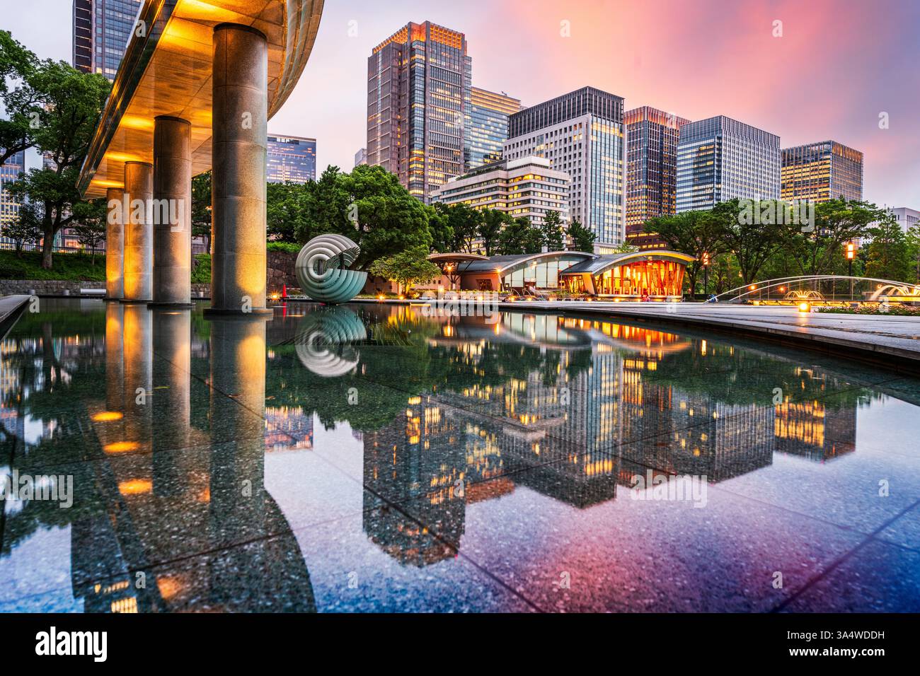 Chiyoda, Tokyo, paesaggio urbano giapponese dal parco Wadakura al tramonto. Foto Stock