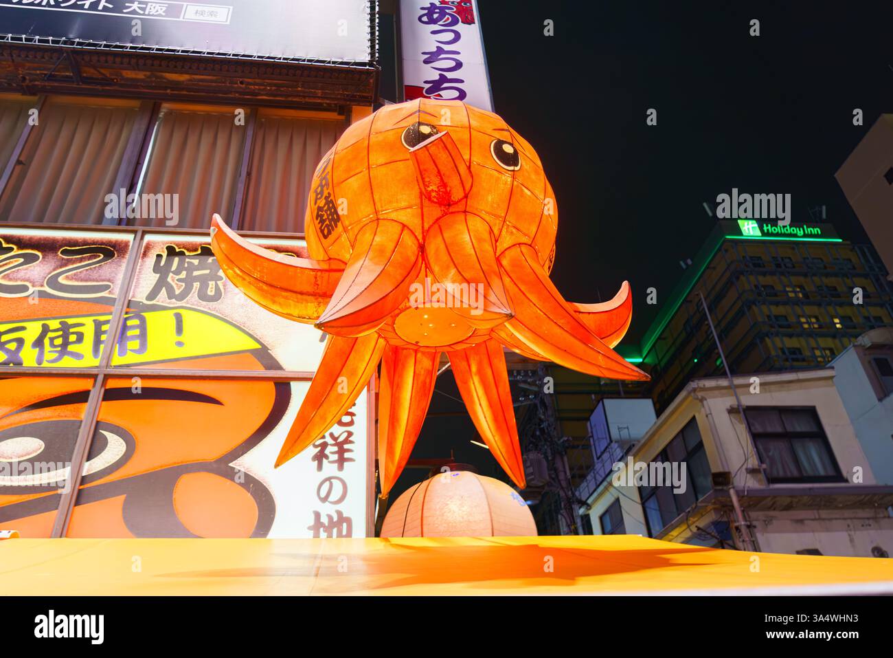 Osaka, Giappone - 22 settembre 2024, vista panoramica della segnaletica del ristorante asiatico con scultura di carta del polpo, nel quartiere di Dotonbori, di notte, con illu Foto Stock