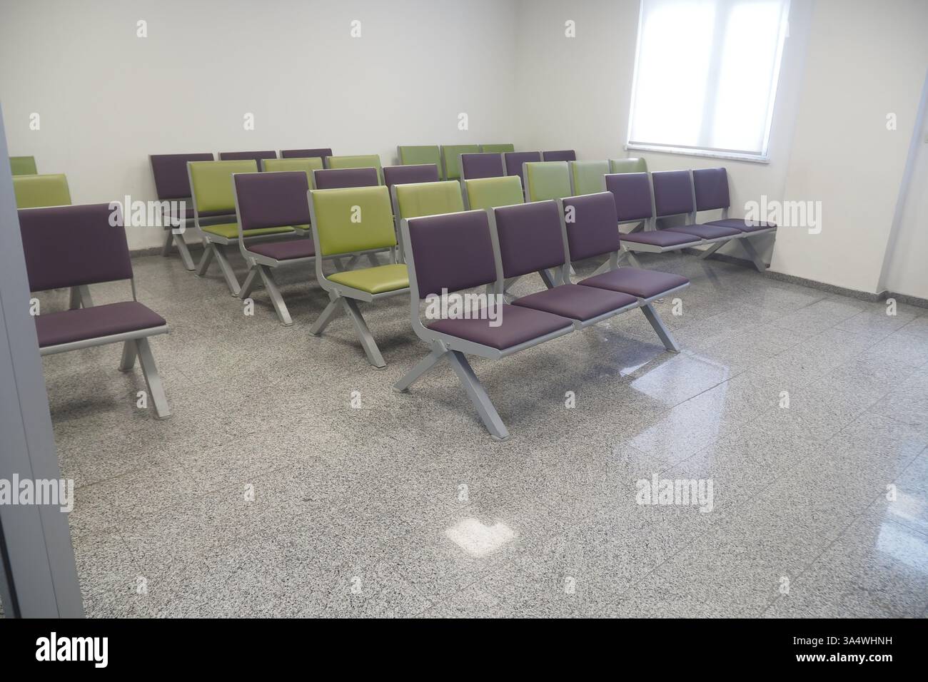Area d'attesa con moderni posti a sedere in una sala luminosa e vuota Foto Stock