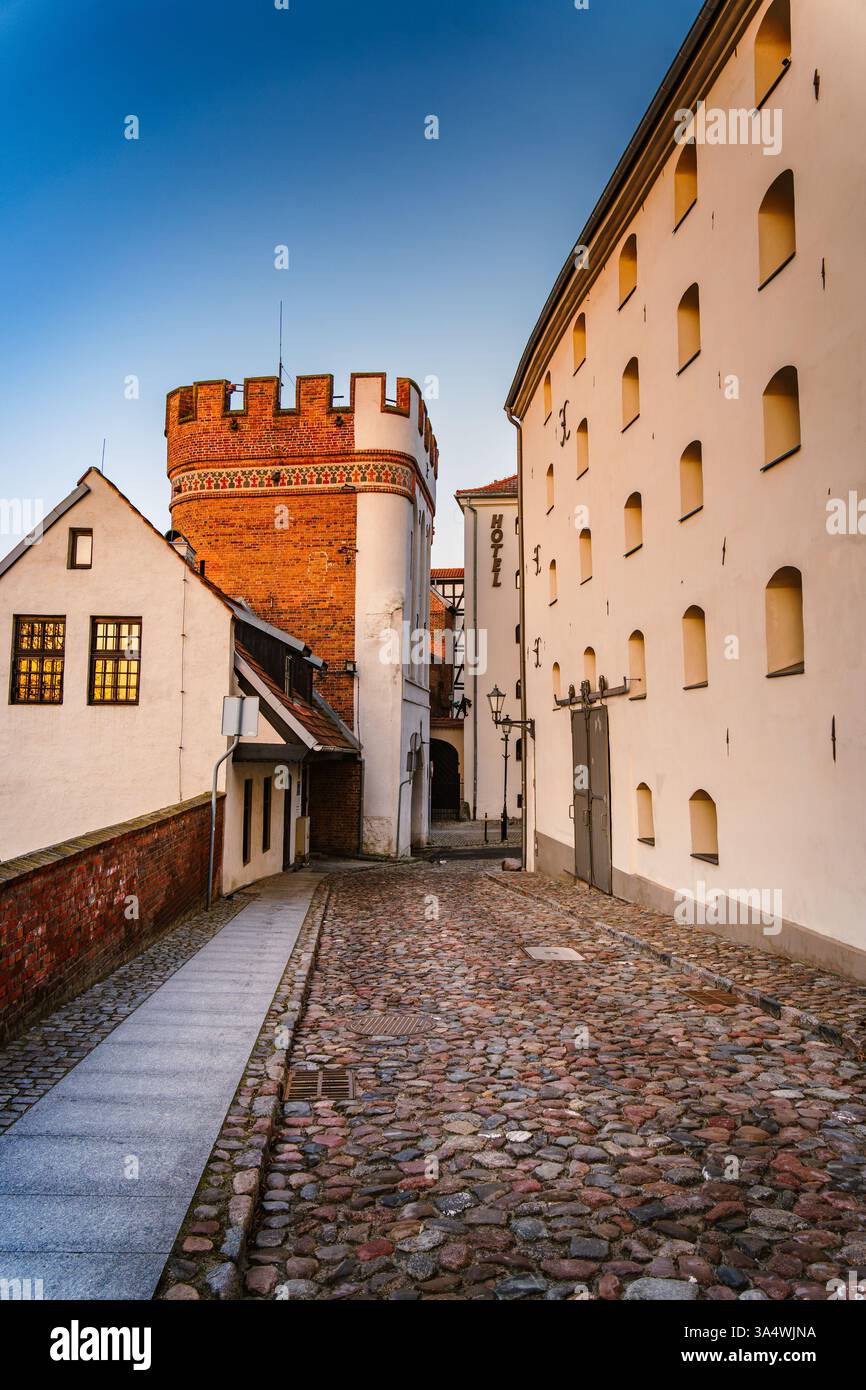 Passeggia lungo le strade acciottolate di Torun, in Polonia, dove edifici medievali e antiche torri rivelano la ricca storia della città. Foto Stock
