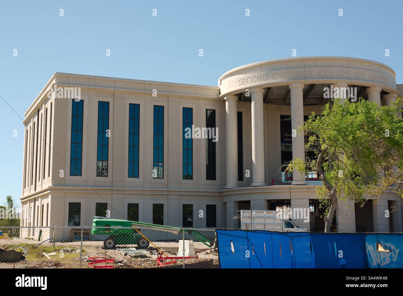 Solo per uso editoriale il 19 marzo 2025. St. Petersburg, Florida, Stati Uniti. Vista della giornata soleggiata attraverso la 5th Street N verso la nuova Corte d'appello del secondo distretto a dow Foto Stock
