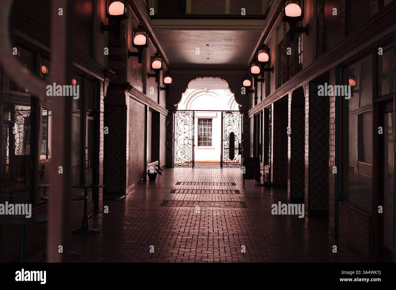 Interno della Snell Arcade in Central Ave St. Petersburg, Florida USA 19 marzo 2025. Vista interna scura sulla porta luminosa ad arco. Revival ar Mediterraneo Foto Stock