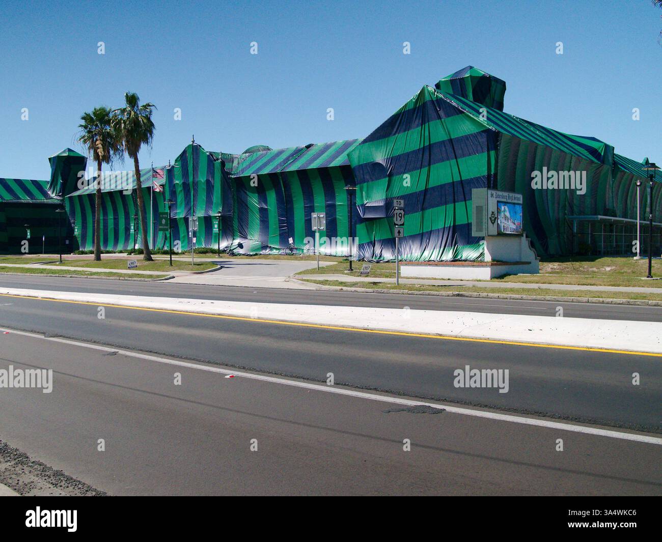 Solo per uso editoriale 15 marzo 2025. St. Petersburg, Florida, Stati Uniti. Tenda termite sopra l'edificio storico della scuola superiore di St. Petersburg vicino alla 5th Ave N tardo pomeriggio Foto Stock