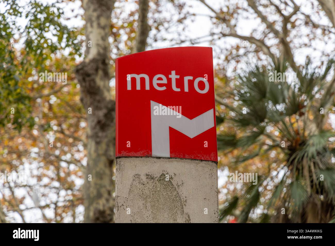 Logo della metropolitana accanto a una stazione della metropolitana di Lisbona, M sta per Metro. Foto Stock