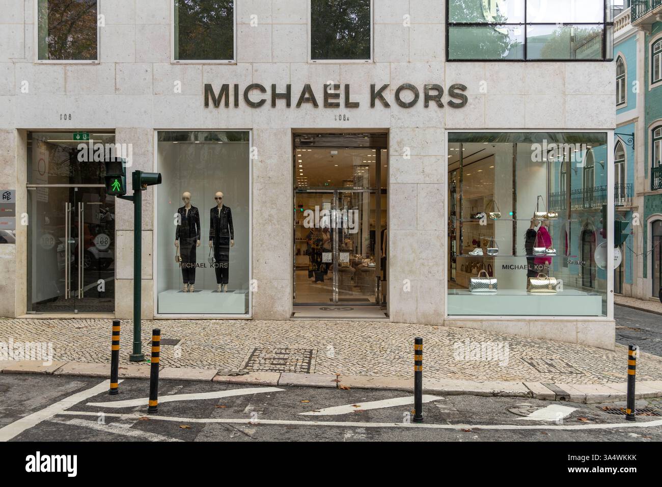 Logo Michael Kors letters sopra l'ingresso della vetrina. Michael David Kors è uno stilista americano. Foto Stock