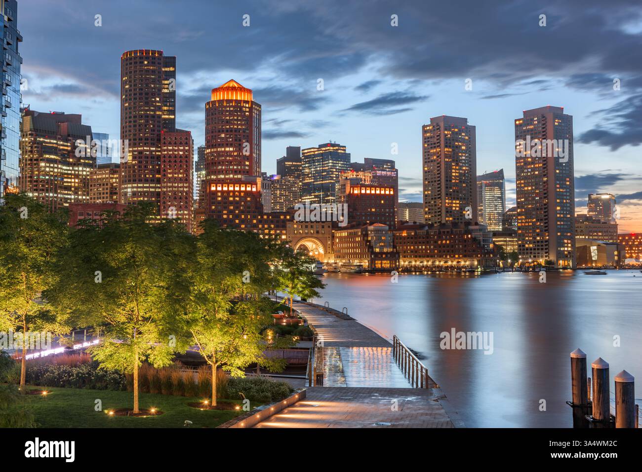 Boston, Massachusetts, USA, skyline del centro cittadino e porto al crepuscolo. Foto Stock