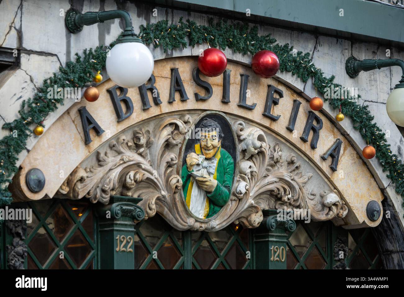 Il logo Brasileira è uno dei caffè più famosi ed emblematici di Lisbona. Situato centralmente, in largo do Chiado, in stile Art Deco. Foto Stock