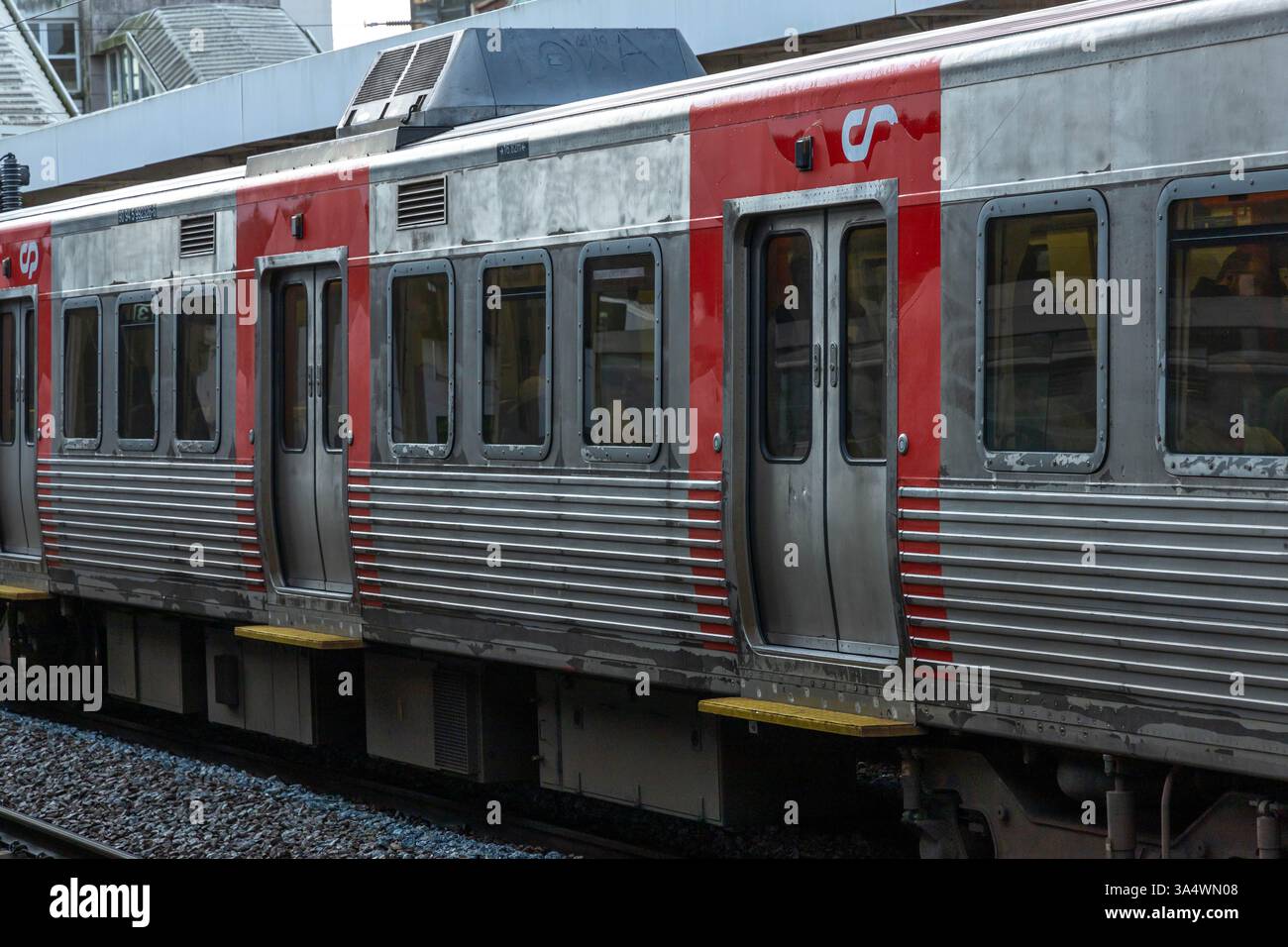 Treno regionale a Lisbona. Reti ferroviarie CP nelle grandi aree metropolitane di Lisbona. Foto Stock
