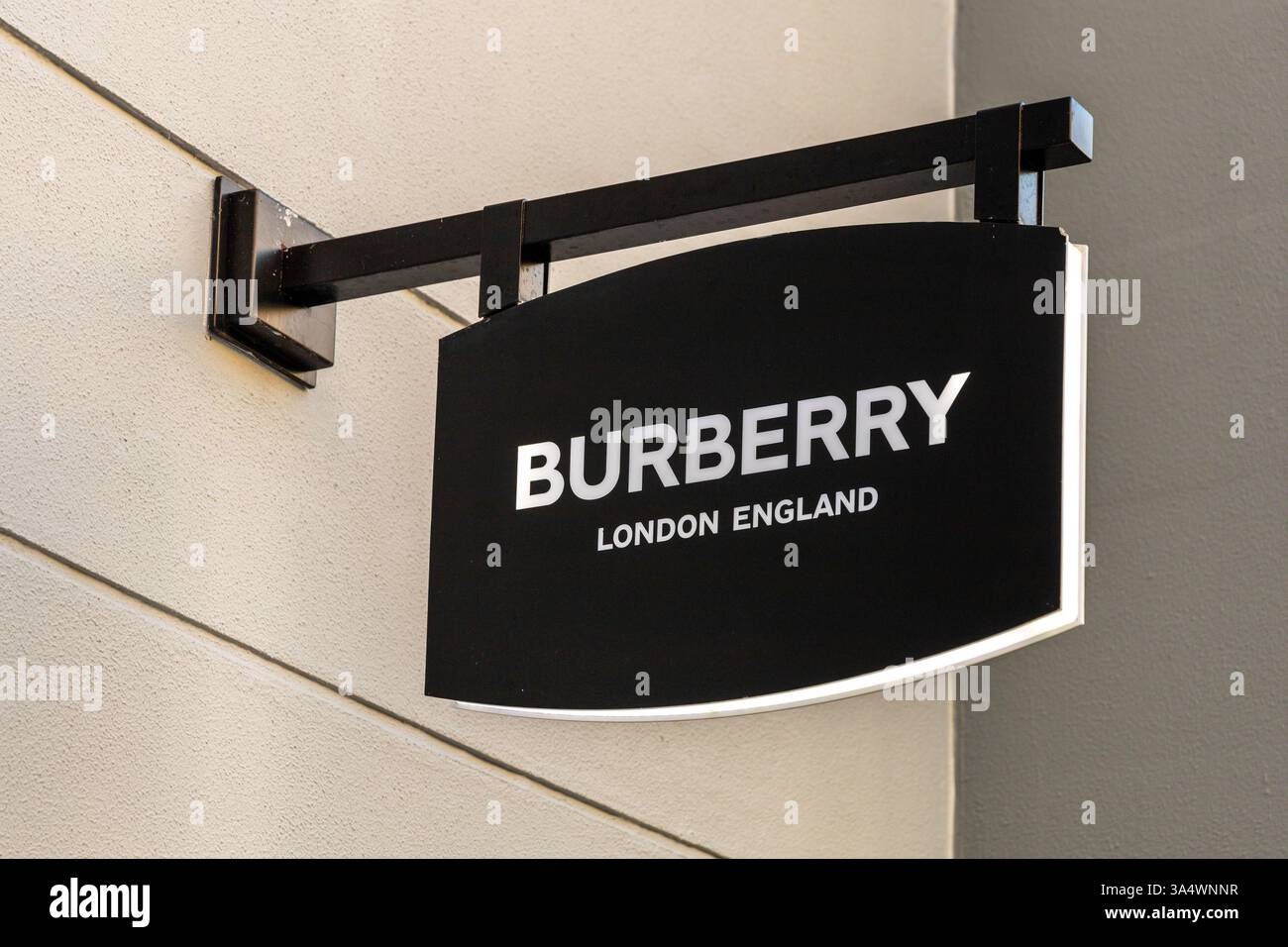 . Logo Burberry sopra la vetrina del negozio. Burberry Group plc è una casa di moda di lusso britannica con sede a Londra, Inghilterra. Foto Stock