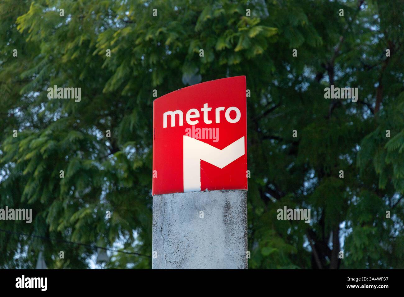 Logo della metropolitana accanto a una stazione della metropolitana di Lisbona, M sta per Metro. Foto Stock