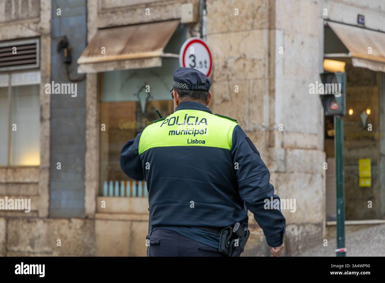 Policia municipale Lisboa regola il traffico. Polizia di Lisbona per garantire la sorveglianza, la protezione e il mantenimento dell’ordine nel comune. Foto Stock