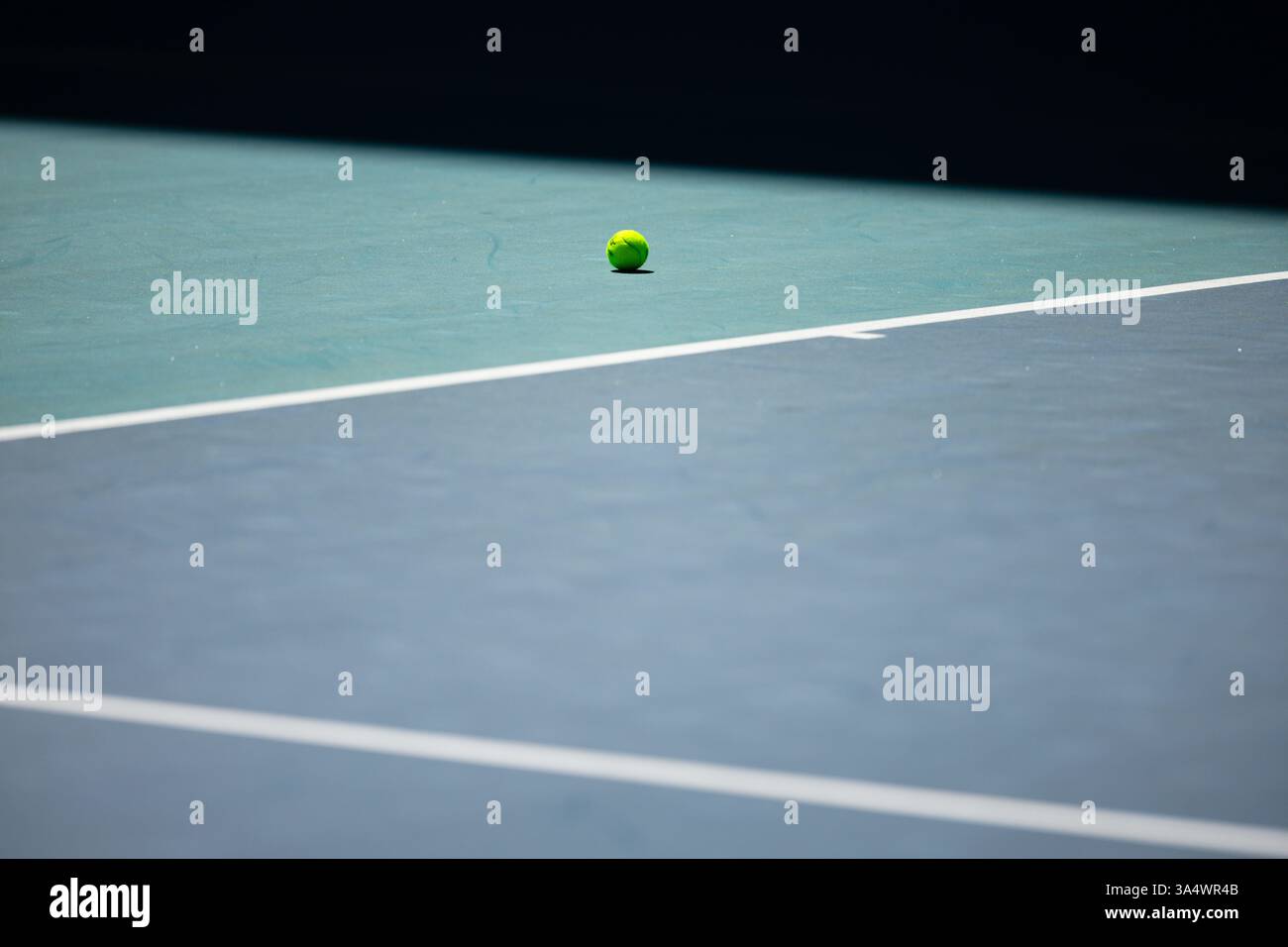 MIAMI GARDENS, FLORIDA - 18 MARZO: Palla da tennis sul campo dello stadio il 1° giorno del Miami Open all'Hard Rock Stadium il 18 marzo 2025 a Miami Gardens, Florida. (Foto di Mauricio Paiz) Foto Stock