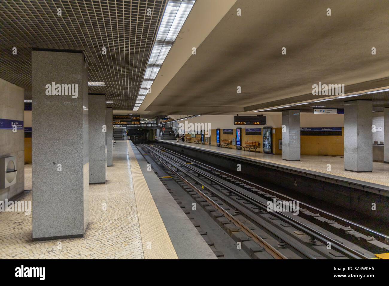 Stazione della metropolitana di Lisbona. La linea blu. Il nome della stazione della metropolitana è Restauradores. Foto Stock