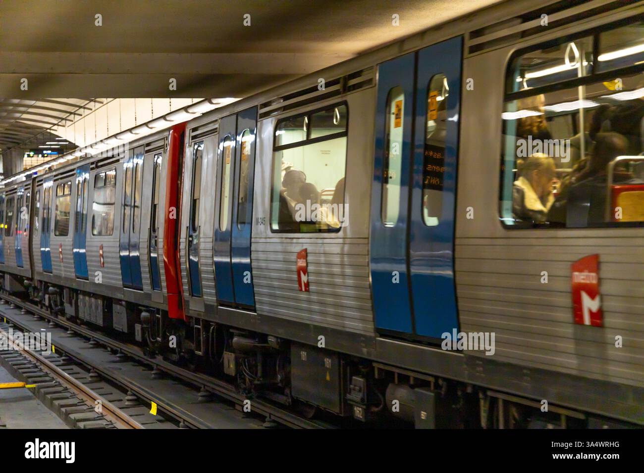 Metro a Lisbona in una stazione della metropolitana. La linea blu. Foto Stock