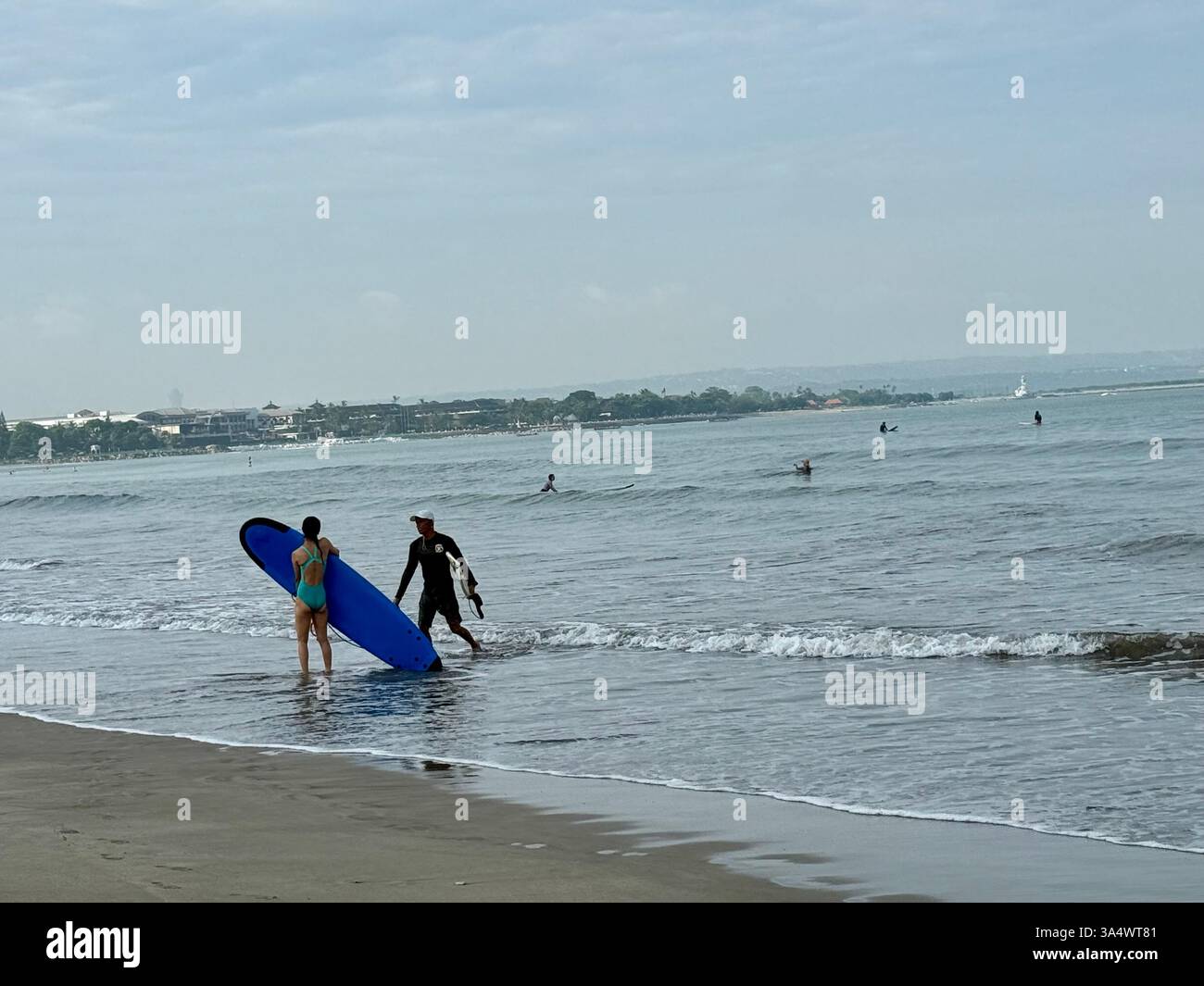 Kuta, Indonesia. 14 marzo 2025. I surfisti possono essere visti sulla spiaggia di Kuta a Bali. La spiaggia è famosa in tutto il mondo come spiaggia per principianti e ha molte scuole di surf. Crediti: Carola Frentzen/dpa/Alamy Live News Foto Stock