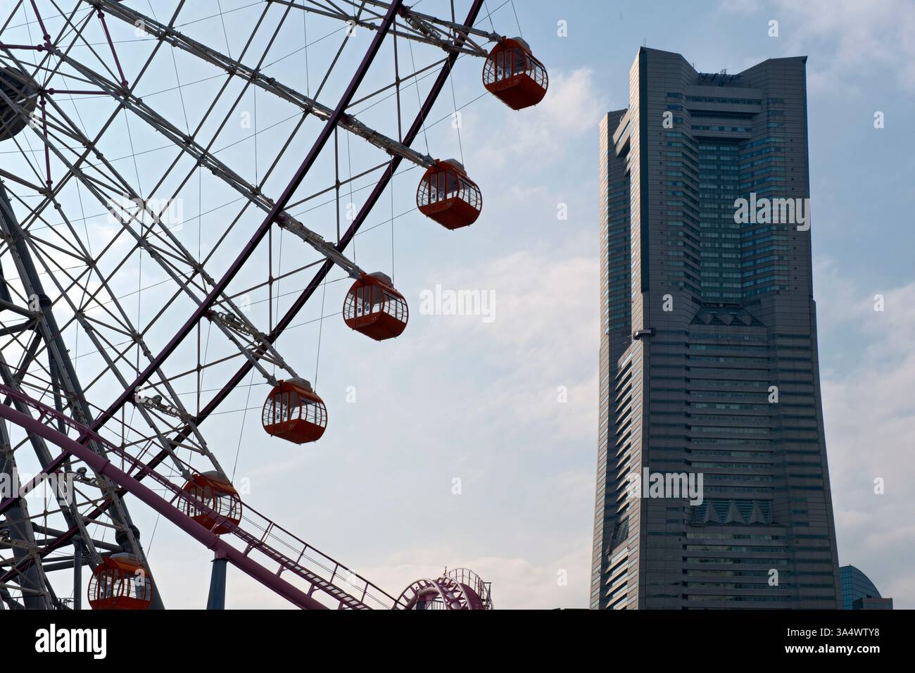 Landmark Tower, il secondo edificio più alto del Giappone, sorge sopra la ruota panoramica Minato Mirai 21 Cosmo World Clock a Yokohama, in Giappone. Foto Stock