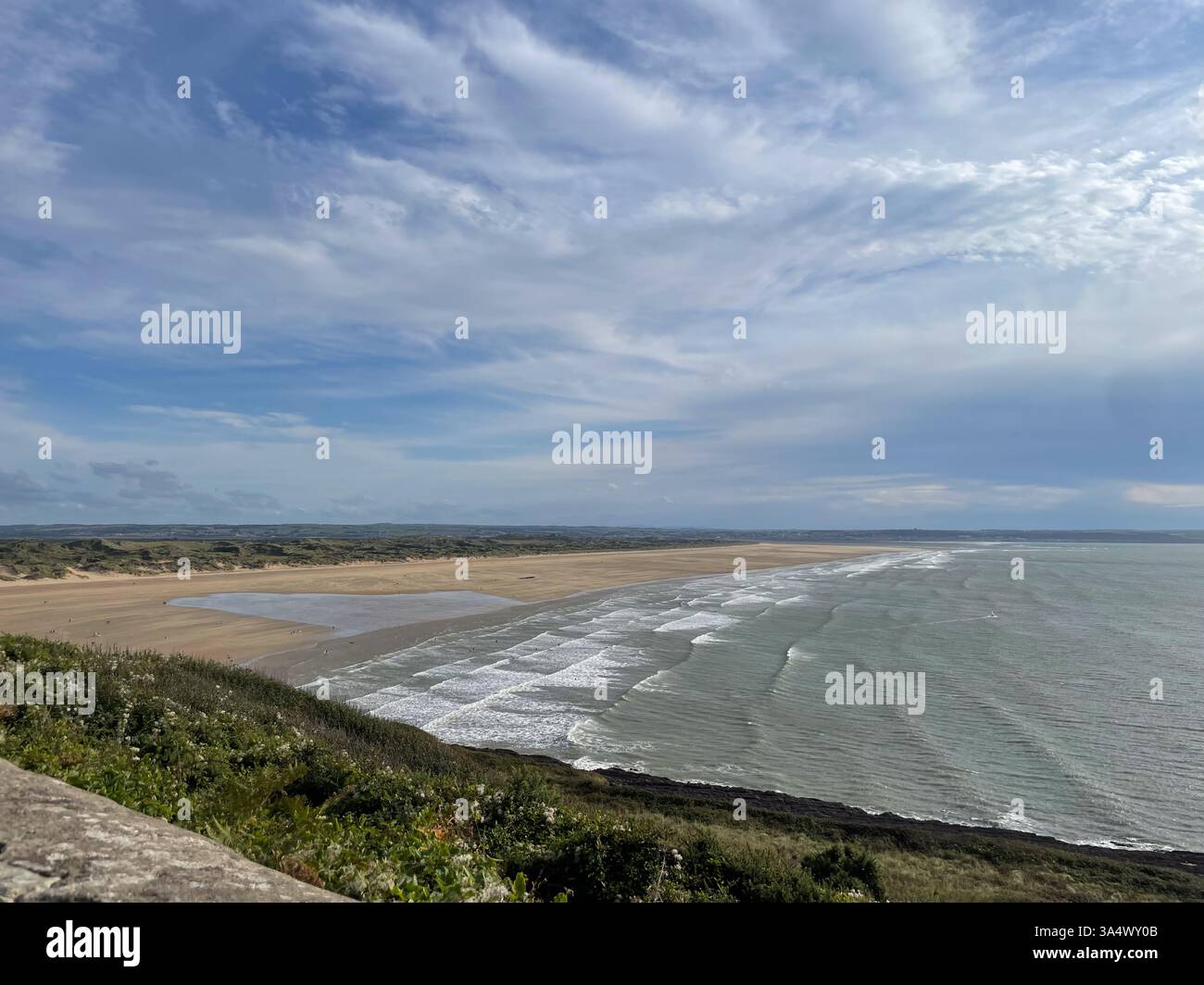 La suggestiva Saunton Sands Beach con il surf sullo sfondo di un cielo molto suggestivo Foto Stock