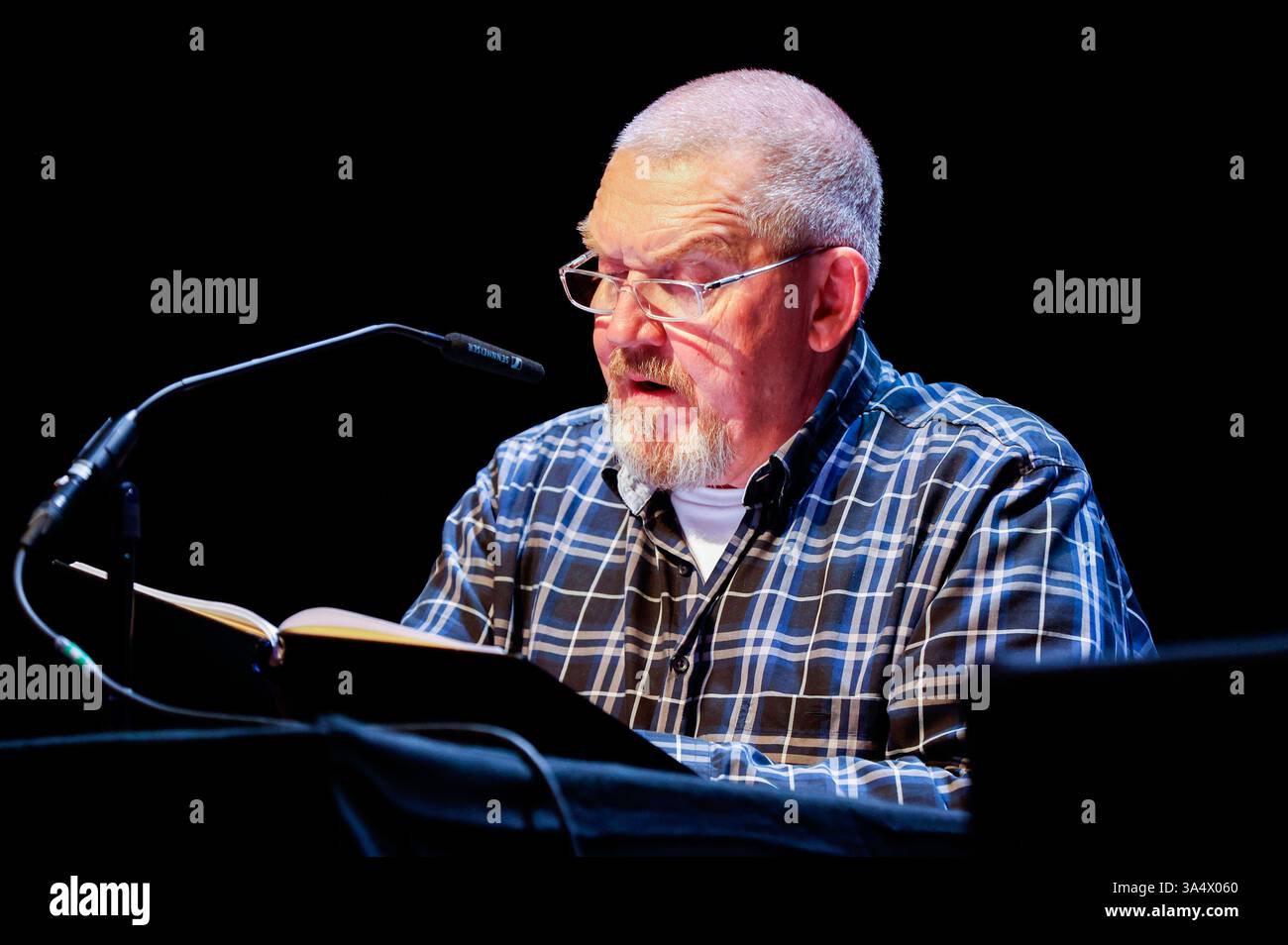 Dietmar Bär bei der lit. Colonia 2025 Veranstaltung Untertage - um die ganze Welt in der Stadthalle . Köln, 19.03.2025 *** Dietmar Bär all'evento LIT Cologne 2025 Underground Around the Whole World nella Stadthalle di Colonia, 19 03 2025 foto:XR.xSchmiegeltx/xFuturexImagex untertage_5335 Foto Stock