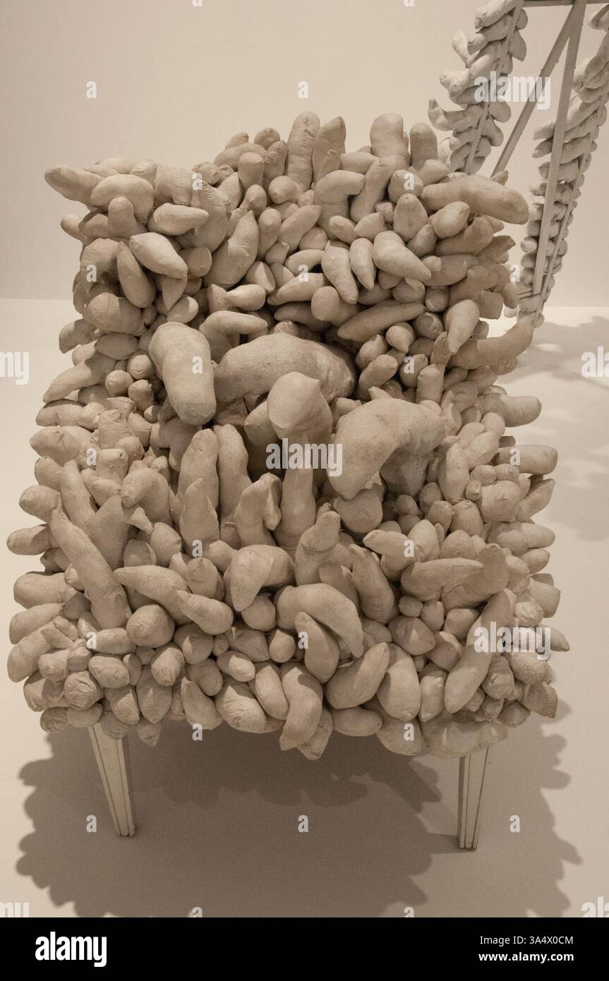 Installazione, tessuto e oggetti trovati "Traveling Life" (1954). Yayoi Kusama mostra retrospettiva alla National Gallery of Victoria, Melbourne Foto Stock