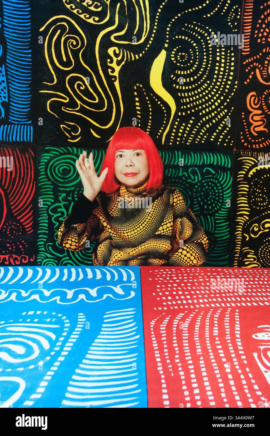 Yayoi Kusama si rivolge al pubblico in una mostra retrospettiva presso la National Gallery of Victoria, Melbourne Foto Stock
