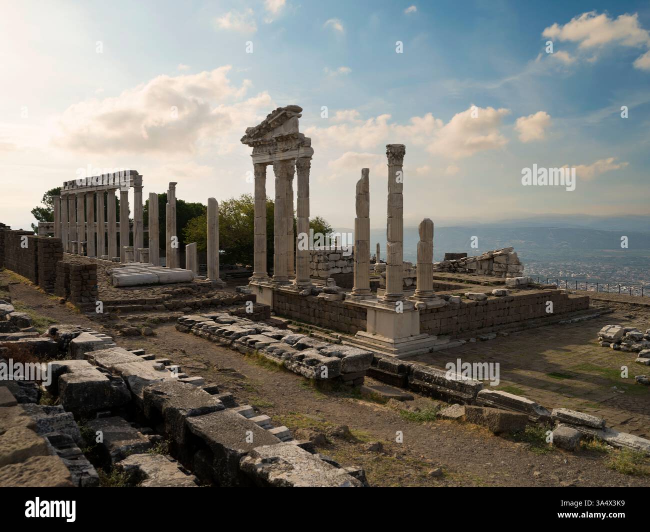 Morningat l'Acropoli di Pergamo. Un viaggio nell'importante patrimonio storico della Turchia. L'antica città di Pergamo è un sito patrimonio dell'umanità dell'UNESCO Foto Stock