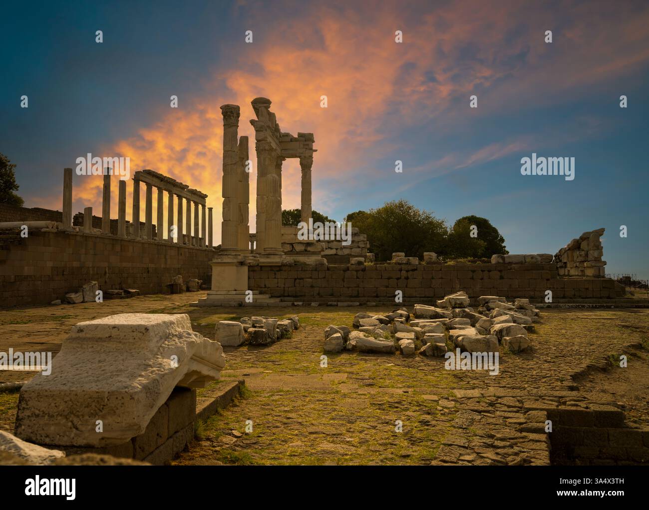 Alba presso l'Acropoli di Pergamo. Un viaggio nell'importante patrimonio storico della Turchia. L'antica città di Pergamo è un sito patrimonio dell'umanità dell'UNESCO Foto Stock