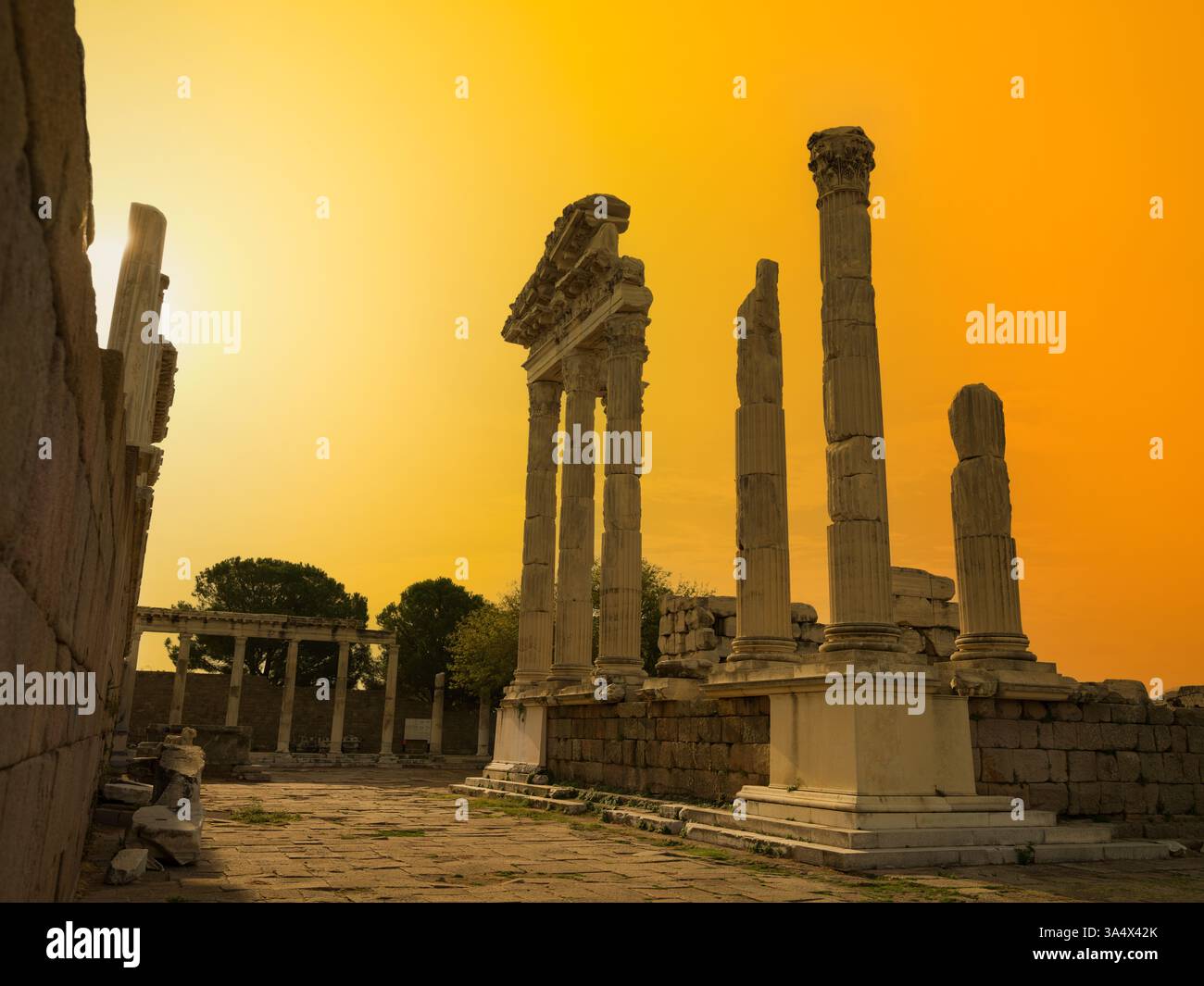 Alba presso l'Acropoli di Pergamo. Un viaggio nell'importante patrimonio storico della Turchia. L'antica città di Pergamo è un sito patrimonio dell'umanità dell'UNESCO Foto Stock