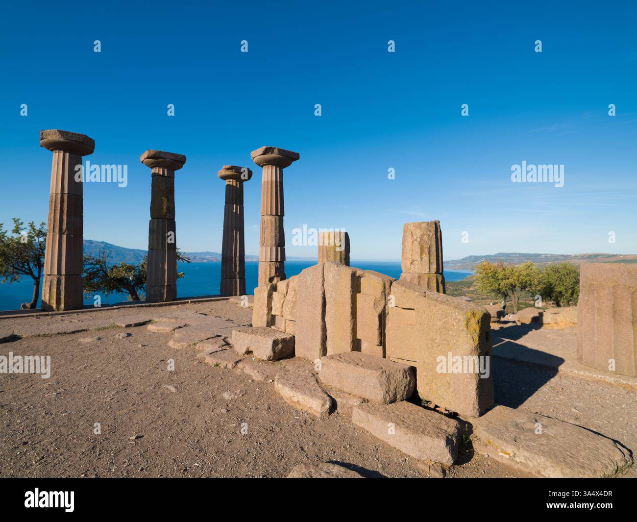 Mattina al Tempio di Atena nell'antica città di Assos. Area dell'Acropoli. Famose città antiche della Turchia. Distretto di Ayvacik, città di Canakkale. Foto Stock