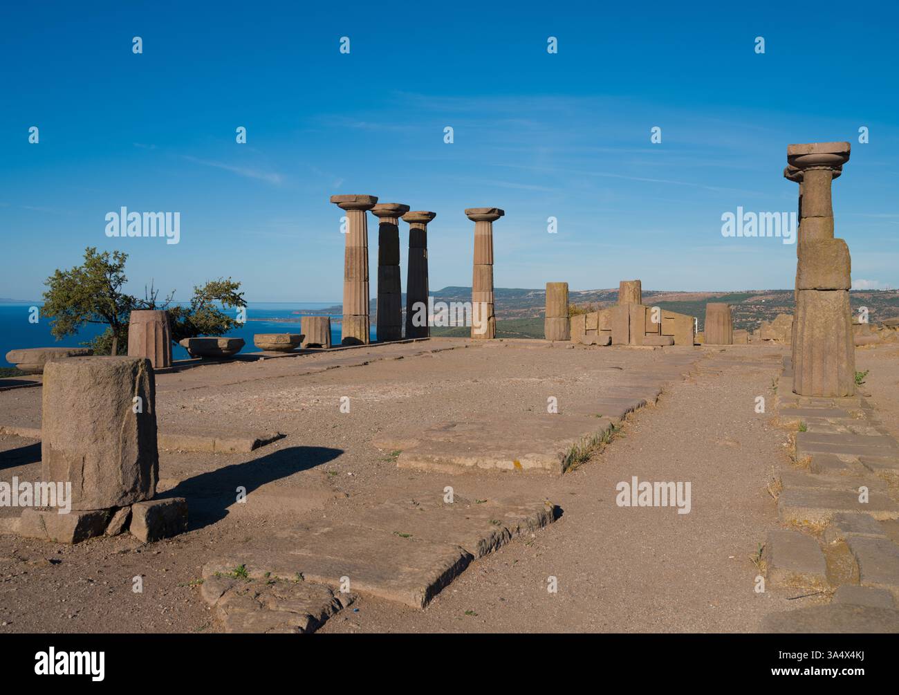 Mattina al Tempio di Atena nell'antica città di Assos. Area dell'Acropoli. Famose città antiche della Turchia. Distretto di Ayvacik, città di Canakkale. Foto Stock
