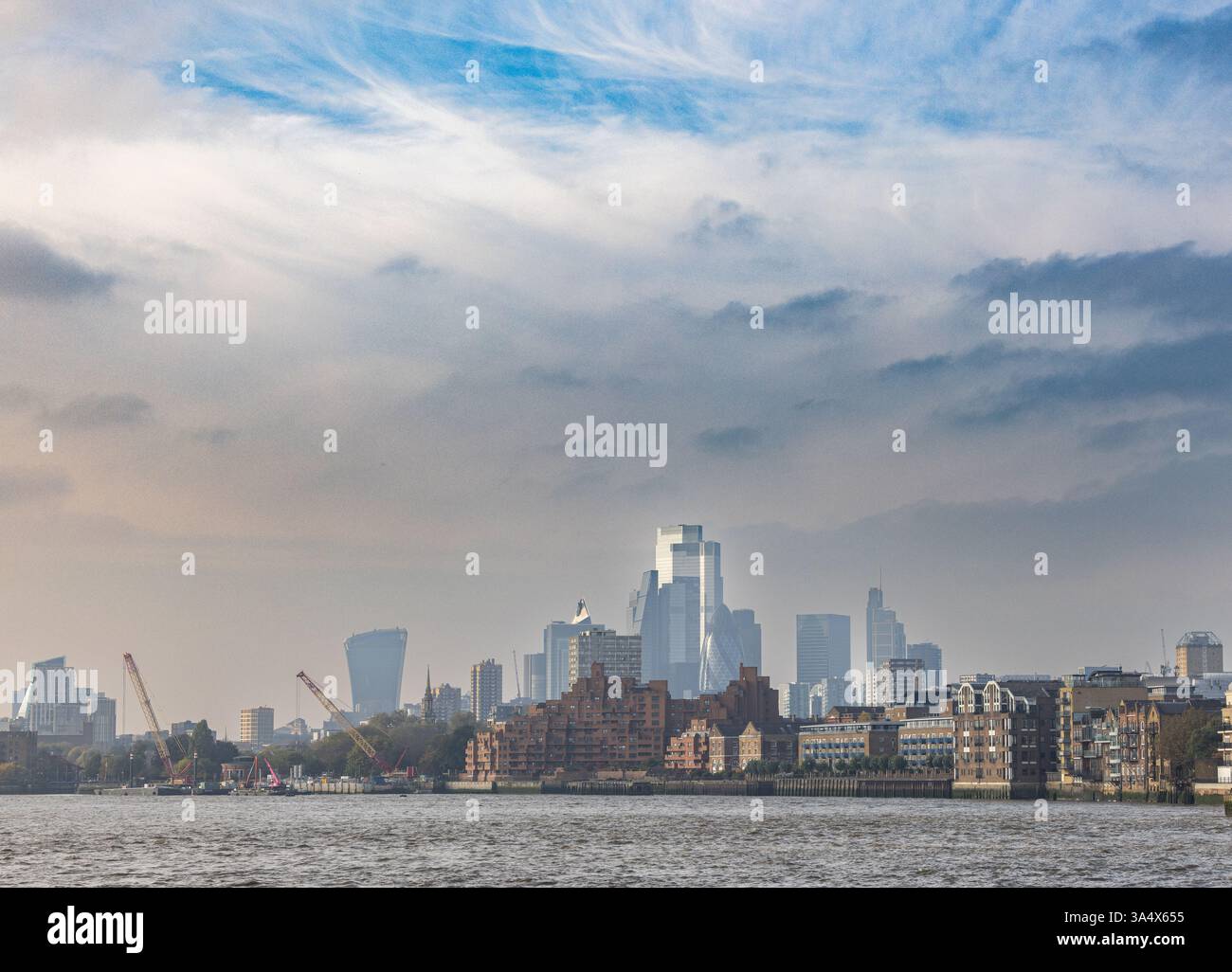 Il Tamigi nella zona est di Londra con costruzione residenziale verso la città di Londra, Regno Unito. Foto Stock