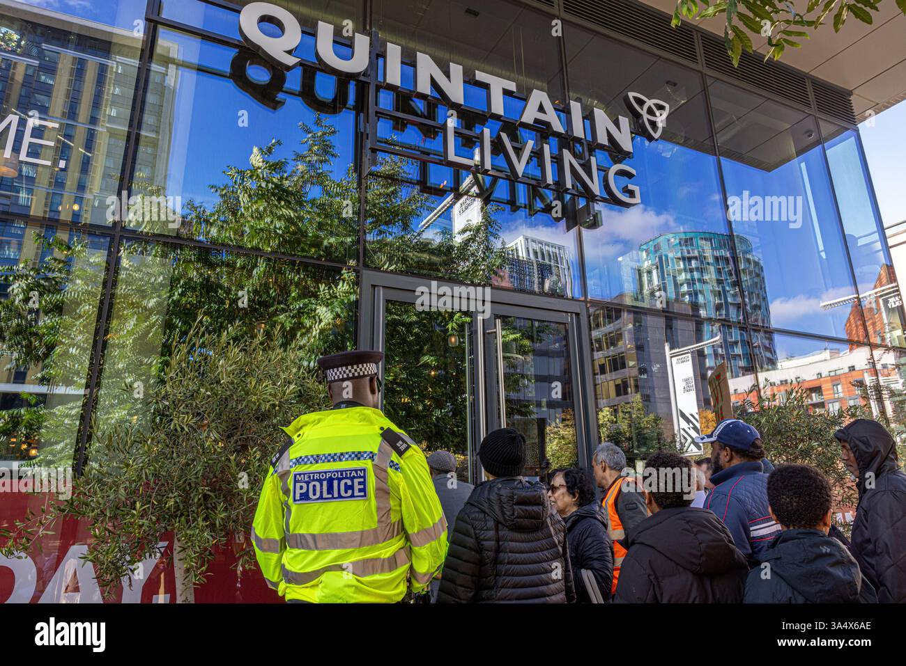 Protesta di fronte a Quintain Living, di proprietà del gigante statunitense di private equity Lone Star Foto Stock