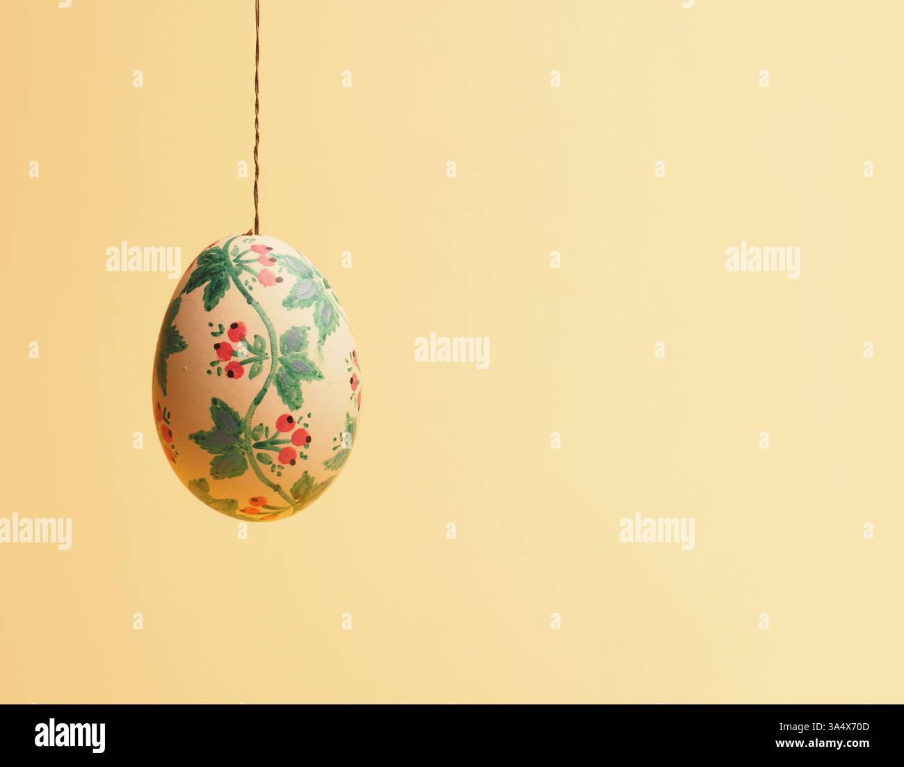 Uovo di Pasqua dipinto a mano su sfondo giallo, auguri di Pasqua Foto Stock
