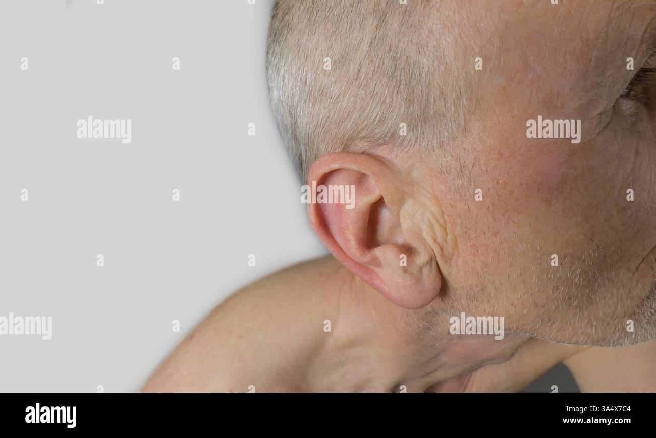 Anziano pensionato con difficoltà uditive Foto Stock