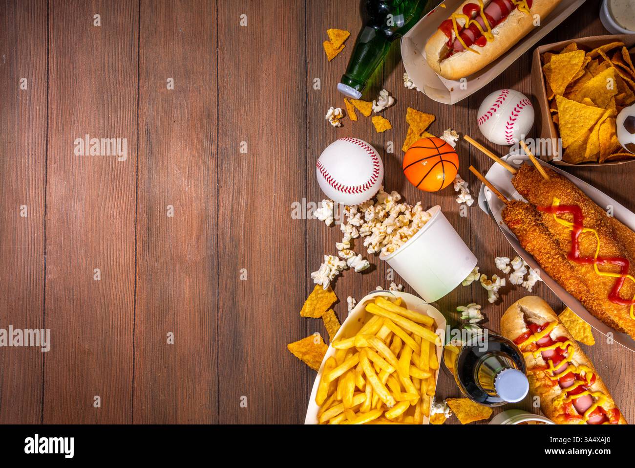 Piatti tradizionali dello stadio e birra di sottofondo, set di vari tipi di baseball, pallacanestro, tifosi di football e spuntini dello stadio, patatine, salse, hot dog, wi-fi Foto Stock