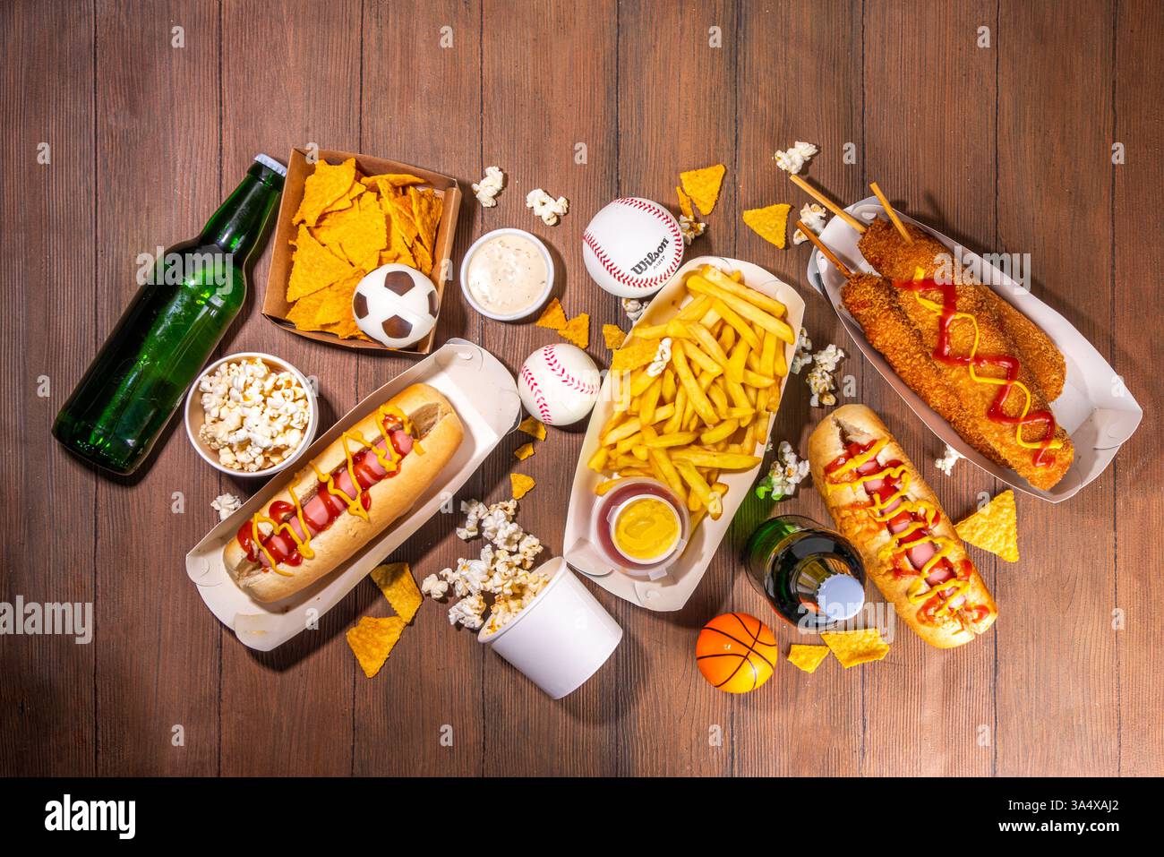 Piatti tradizionali dello stadio e birra di sottofondo, set di vari tipi di baseball, pallacanestro, tifosi di football e spuntini dello stadio, patatine, salse, hot dog, wi-fi Foto Stock
